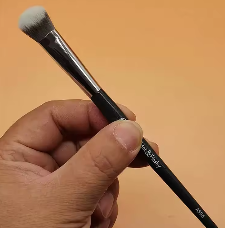 Brocha de maquillaje para base contorneada 101